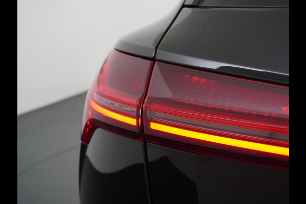 Audi e-tron 55 Quattro 95kWh 408PK Trekhaak Leder/Alcantara-Sportstoel Panoramadak Adap.Cruise Navi Ecc Stoelverwarming Business Edition Plus Luchtvering Memory Lmv Elek.Achterklep Privacy Glas Keyless 1e Eigenaar 1.800KG Trekgewicht Zeer compleet!