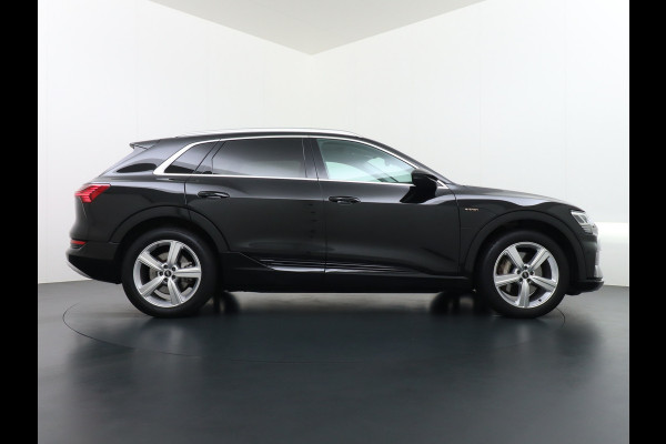 Audi e-tron 55 Quattro 95kWh 408PK Trekhaak Leder/Alcantara-Sportstoel Panoramadak Adap.Cruise Navi Ecc Stoelverwarming Business Edition Plus Luchtvering Memory Lmv Elek.Achterklep Privacy Glas Keyless 1e Eigenaar 1.800KG Trekgewicht Zeer compleet!