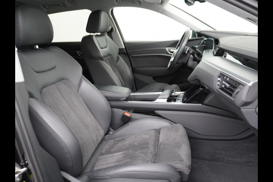 Audi e-tron 55 Quattro 95kWh 408PK Trekhaak Leder/Alcantara-Sportstoel Panoramadak Adap.Cruise Navi Ecc Stoelverwarming Business Edition Plus Luchtvering Memory Lmv Elek.Achterklep Privacy Glas Keyless 1e Eigenaar 1.800KG Trekgewicht Zeer compleet!