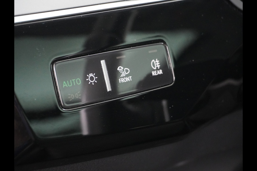 Audi e-tron 55 Quattro 95kWh 408PK Trekhaak Leder/Alcantara-Sportstoel Panoramadak Adap.Cruise Navi Ecc Stoelverwarming Business Edition Plus Luchtvering Memory Lmv Elek.Achterklep Privacy Glas Keyless 1e Eigenaar 1.800KG Trekgewicht Zeer compleet!