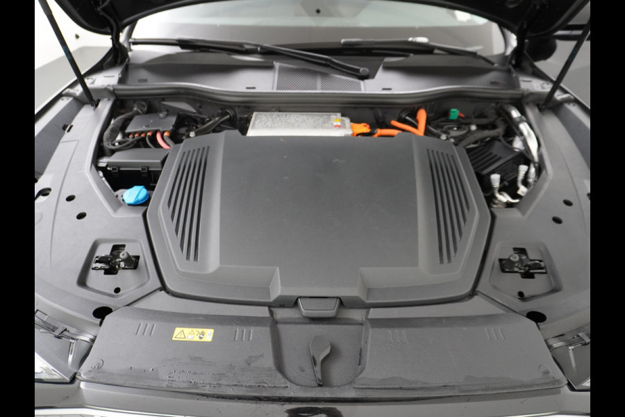 Audi e-tron 55 Quattro 95kWh 408PK Trekhaak Leder/Alcantara-Sportstoel Panoramadak Adap.Cruise Navi Ecc Stoelverwarming Business Edition Plus Luchtvering Memory Lmv Elek.Achterklep Privacy Glas Keyless 1e Eigenaar 1.800KG Trekgewicht Zeer compleet!