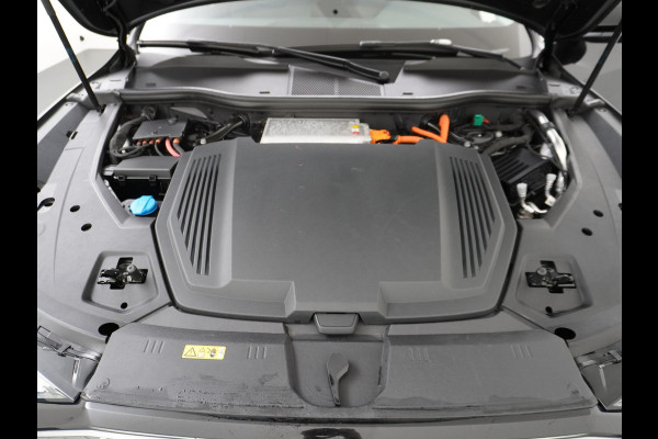 Audi e-tron 55 Quattro 95kWh 408PK Trekhaak Leder/Alcantara-Sportstoel Panoramadak Adap.Cruise Navi Ecc Stoelverwarming Business Edition Plus Luchtvering Memory Lmv Elek.Achterklep Privacy Glas Keyless 1e Eigenaar 1.800KG Trekgewicht Zeer compleet!