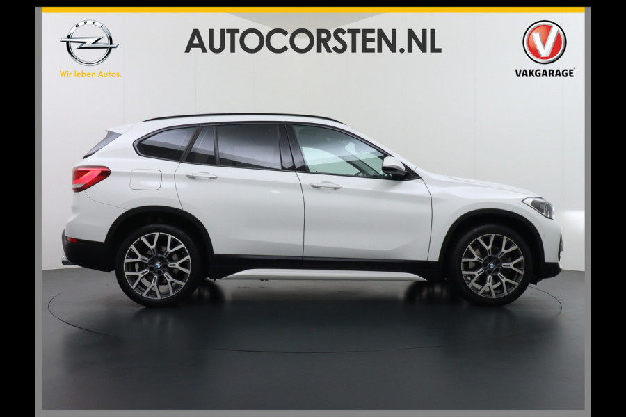 BMW X1 sDrive20i 192pk AUT-7 Sport/ Leer Pano-dak LED PDC-a+v Trekhaak Camera Navi-Pro Connected-Drive Dual-Ecc Cruise Control High Exe Keyless Stoelverwarming Led Elek.Achterklep Privacy Glas Mooie complete auto! 1800 kg trekvermogen!
