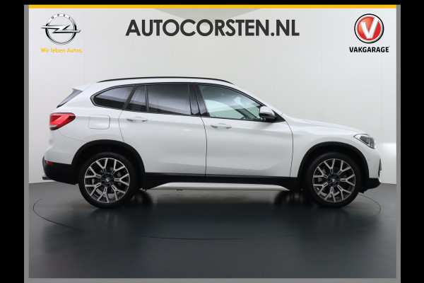 BMW X1 sDrive20i 192pk AUT-7 Sport/ Leer Pano-dak LED PDC-a+v Trekhaak Camera Navi-Pro Connected-Drive Dual-Ecc Cruise Control High Exe Keyless Stoelverwarming Led Elek.Achterklep Privacy Glas Mooie complete auto! 1800 kg trekvermogen!