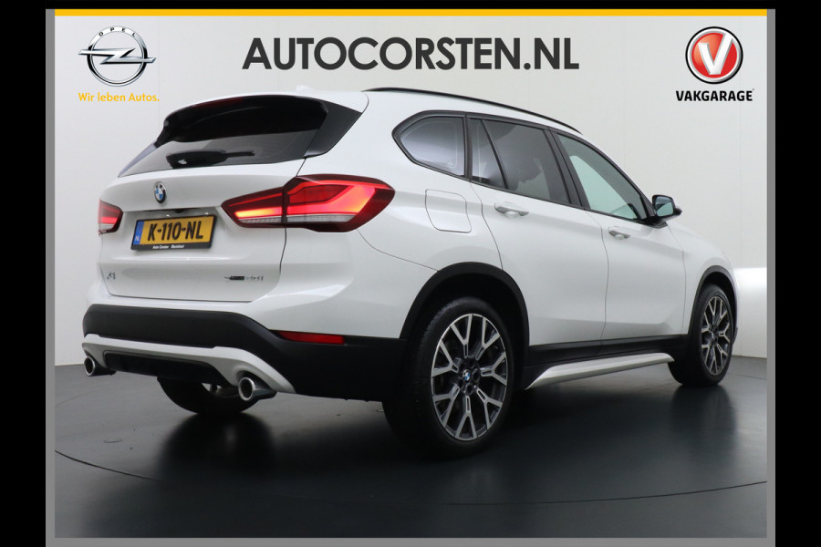 BMW X1 sDrive20i 192pk AUT-7 Sport/ Leer Pano-dak LED PDC-a+v Trekhaak Camera Navi-Pro Connected-Drive Dual-Ecc Cruise Control High Exe Keyless Stoelverwarming Led Elek.Achterklep Privacy Glas Mooie complete auto! 1800 kg trekvermogen!
