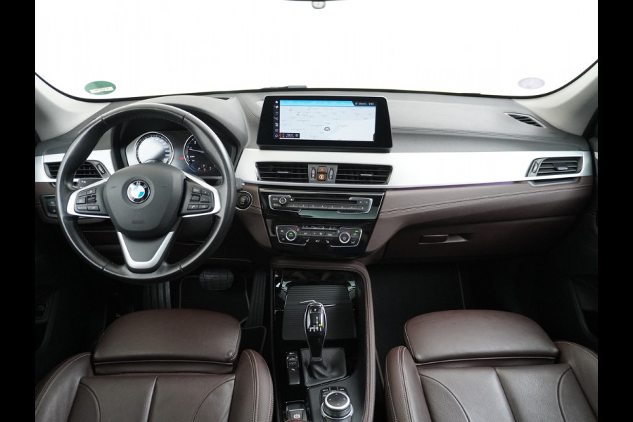 BMW X1 sDrive20i 192pk AUT-7 Sport/ Leer Pano-dak LED PDC-a+v Trekhaak Camera Navi-Pro Connected-Drive Dual-Ecc Cruise Control High Exe Keyless Stoelverwarming Led Elek.Achterklep Privacy Glas Mooie complete auto! 1800 kg trekvermogen!
