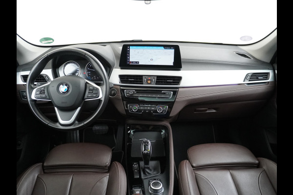 BMW X1 sDrive20i 192pk AUT-7 Sport/ Leer Pano-dak LED PDC-a+v Trekhaak Camera Navi-Pro Connected-Drive Dual-Ecc Cruise Control High Exe Keyless Stoelverwarming Led Elek.Achterklep Privacy Glas Mooie complete auto! 1800 kg trekvermogen!
