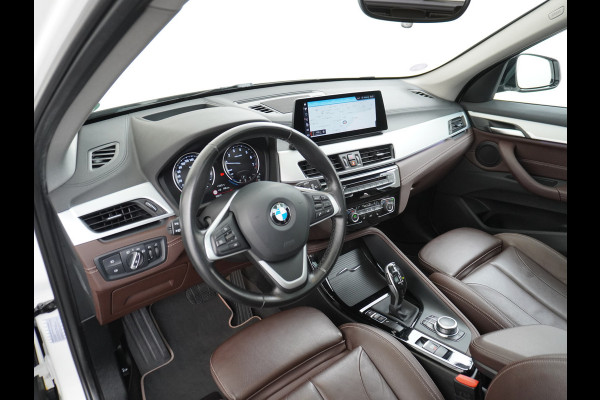 BMW X1 sDrive20i 192pk AUT-7 Sport/ Leer Pano-dak LED PDC-a+v Trekhaak Camera Navi-Pro Connected-Drive Dual-Ecc Cruise Control High Exe Keyless Stoelverwarming Led Elek.Achterklep Privacy Glas Mooie complete auto! 1800 kg trekvermogen!