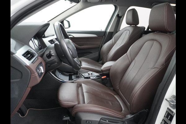 BMW X1 sDrive20i 192pk AUT-7 Sport/ Leer Pano-dak LED PDC-a+v Trekhaak Camera Navi-Pro Connected-Drive Dual-Ecc Cruise Control High Exe Keyless Stoelverwarming Led Elek.Achterklep Privacy Glas Mooie complete auto! 1800 kg trekvermogen!