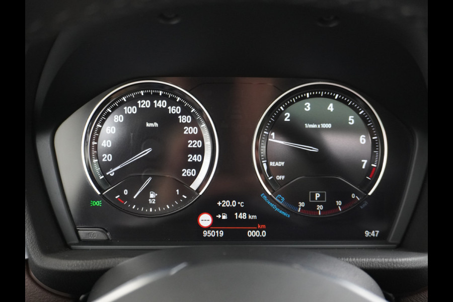 BMW X1 sDrive20i 192pk AUT-7 Sport/ Leer Pano-dak LED PDC-a+v Trekhaak Camera Navi-Pro Connected-Drive Dual-Ecc Cruise Control High Exe Keyless Stoelverwarming Led Elek.Achterklep Privacy Glas Mooie complete auto! 1800 kg trekvermogen!