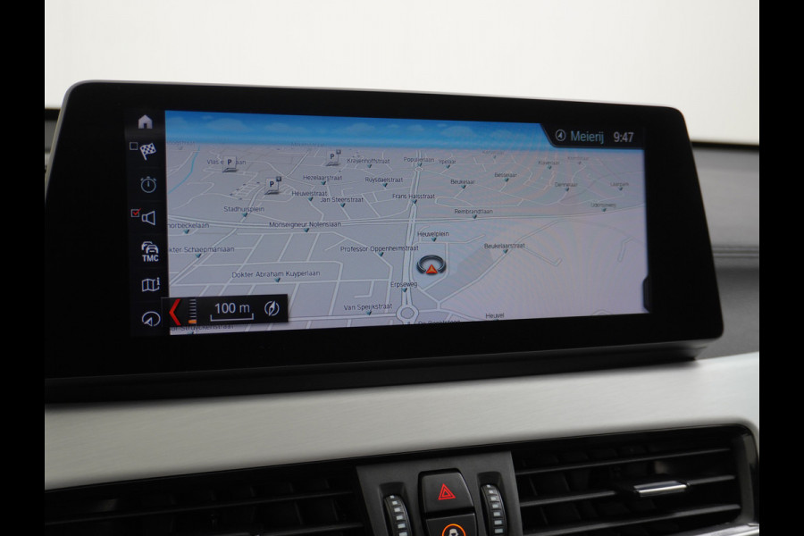 BMW X1 sDrive20i 192pk AUT-7 Sport/ Leer Pano-dak LED PDC-a+v Trekhaak Camera Navi-Pro Connected-Drive Dual-Ecc Cruise Control High Exe Keyless Stoelverwarming Led Elek.Achterklep Privacy Glas Mooie complete auto! 1800 kg trekvermogen!