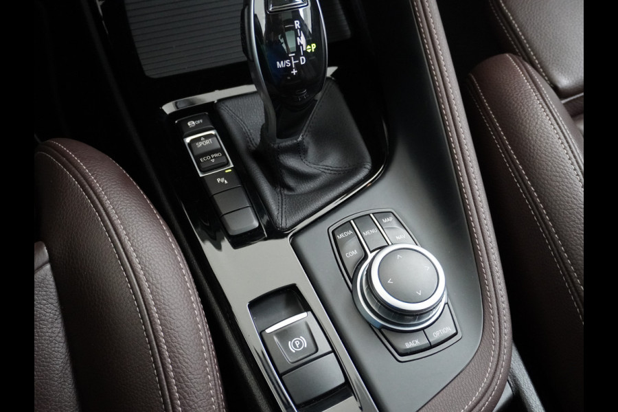 BMW X1 sDrive20i 192pk AUT-7 Sport/ Leer Pano-dak LED PDC-a+v Trekhaak Camera Navi-Pro Connected-Drive Dual-Ecc Cruise Control High Exe Keyless Stoelverwarming Led Elek.Achterklep Privacy Glas Mooie complete auto! 1800 kg trekvermogen!