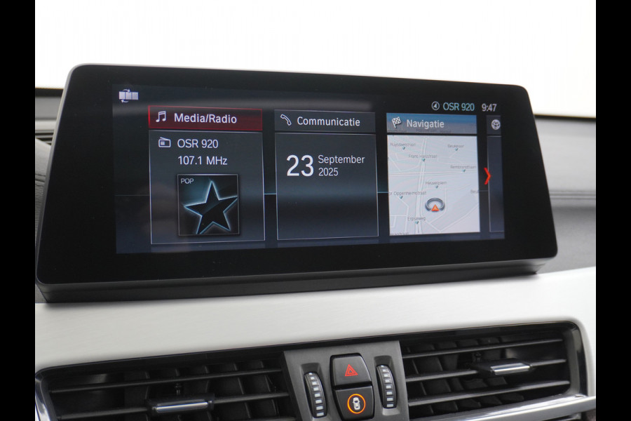 BMW X1 sDrive20i 192pk AUT-7 Sport/ Leer Pano-dak LED PDC-a+v Trekhaak Camera Navi-Pro Connected-Drive Dual-Ecc Cruise Control High Exe Keyless Stoelverwarming Led Elek.Achterklep Privacy Glas Mooie complete auto! 1800 kg trekvermogen!