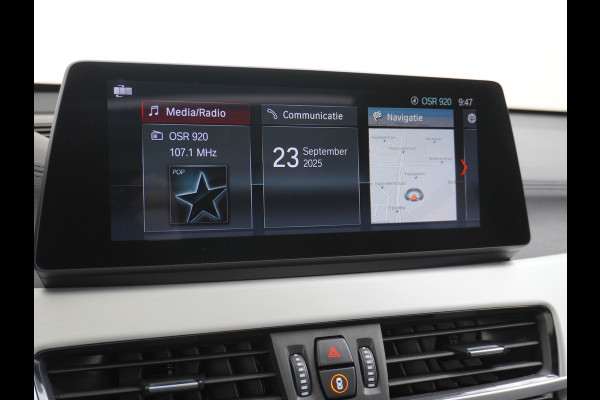 BMW X1 sDrive20i 192pk AUT-7 Sport/ Leer Pano-dak LED PDC-a+v Trekhaak Camera Navi-Pro Connected-Drive Dual-Ecc Cruise Control High Exe Keyless Stoelverwarming Led Elek.Achterklep Privacy Glas Mooie complete auto! 1800 kg trekvermogen!