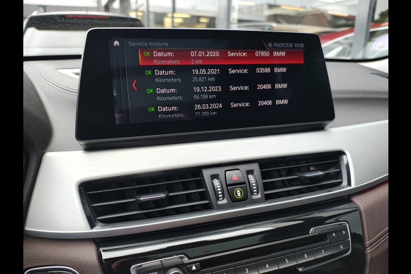 BMW X1 sDrive20i 192pk AUT-7 Sport/ Leer Pano-dak LED PDC-a+v Trekhaak Camera Navi-Pro Connected-Drive Dual-Ecc Cruise Control High Exe Keyless Stoelverwarming Led Elek.Achterklep Privacy Glas Mooie complete auto! 1800 kg trekvermogen!