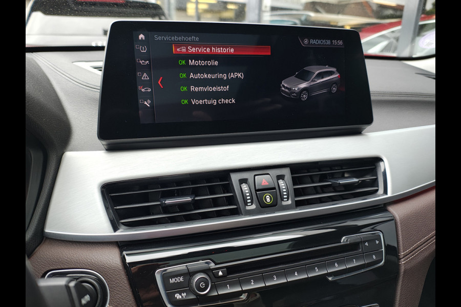 BMW X1 sDrive20i 192pk AUT-7 Sport/ Leer Pano-dak LED PDC-a+v Trekhaak Camera Navi-Pro Connected-Drive Dual-Ecc Cruise Control High Exe Keyless Stoelverwarming Led Elek.Achterklep Privacy Glas Mooie complete auto! 1800 kg trekvermogen!