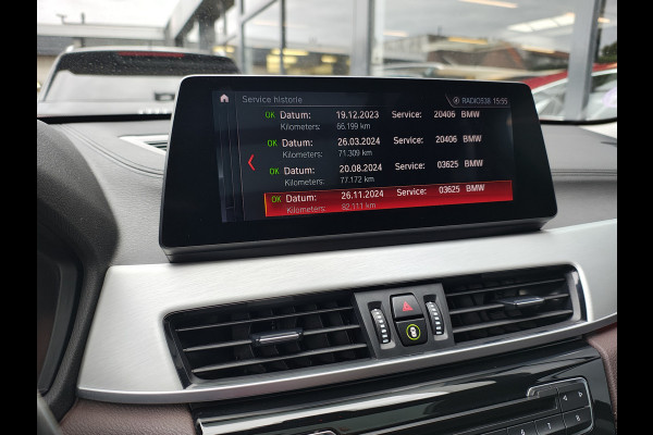 BMW X1 sDrive20i 192pk AUT-7 Sport/ Leer Pano-dak LED PDC-a+v Trekhaak Camera Navi-Pro Connected-Drive Dual-Ecc Cruise Control High Exe Keyless Stoelverwarming Led Elek.Achterklep Privacy Glas Mooie complete auto! 1800 kg trekvermogen!