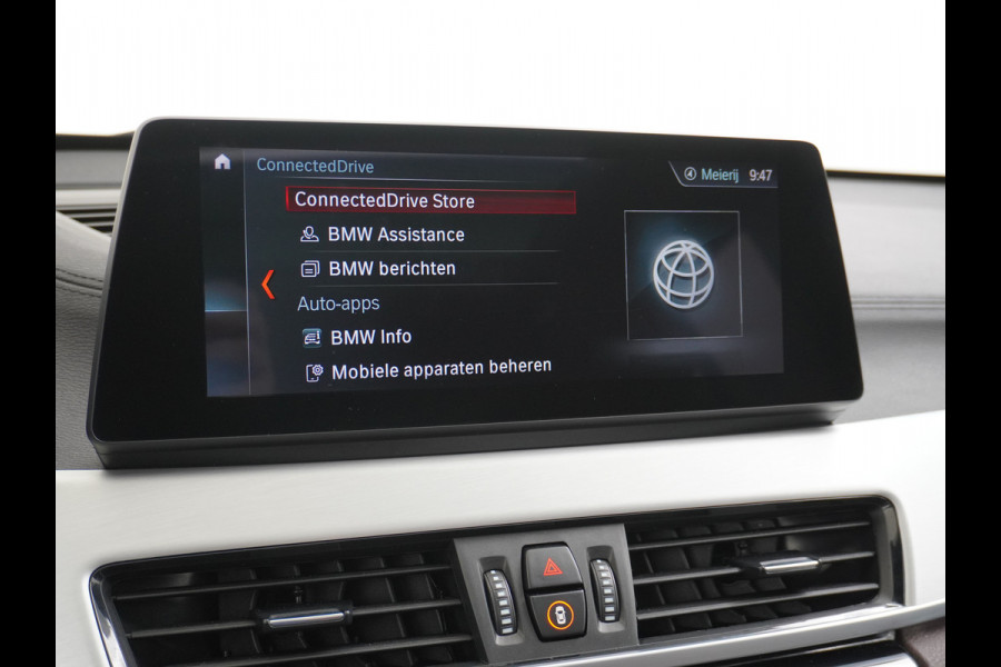 BMW X1 sDrive20i 192pk AUT-7 Sport/ Leer Pano-dak LED PDC-a+v Trekhaak Camera Navi-Pro Connected-Drive Dual-Ecc Cruise Control High Exe Keyless Stoelverwarming Led Elek.Achterklep Privacy Glas Mooie complete auto! 1800 kg trekvermogen!