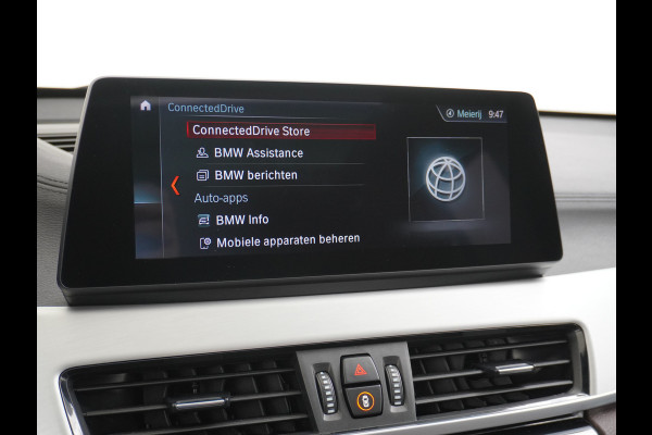 BMW X1 sDrive20i 192pk AUT-7 Sport/ Leer Pano-dak LED PDC-a+v Trekhaak Camera Navi-Pro Connected-Drive Dual-Ecc Cruise Control High Exe Keyless Stoelverwarming Led Elek.Achterklep Privacy Glas Mooie complete auto! 1800 kg trekvermogen!