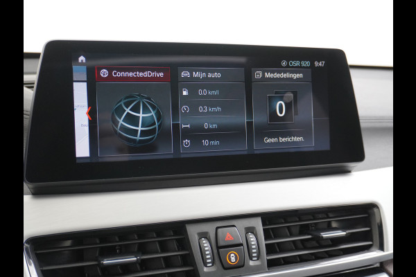 BMW X1 sDrive20i 192pk AUT-7 Sport/ Leer Pano-dak LED PDC-a+v Trekhaak Camera Navi-Pro Connected-Drive Dual-Ecc Cruise Control High Exe Keyless Stoelverwarming Led Elek.Achterklep Privacy Glas Mooie complete auto! 1800 kg trekvermogen!