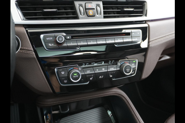 BMW X1 sDrive20i 192pk AUT-7 Sport/ Leer Pano-dak LED PDC-a+v Trekhaak Camera Navi-Pro Connected-Drive Dual-Ecc Cruise Control High Exe Keyless Stoelverwarming Led Elek.Achterklep Privacy Glas Mooie complete auto! 1800 kg trekvermogen!