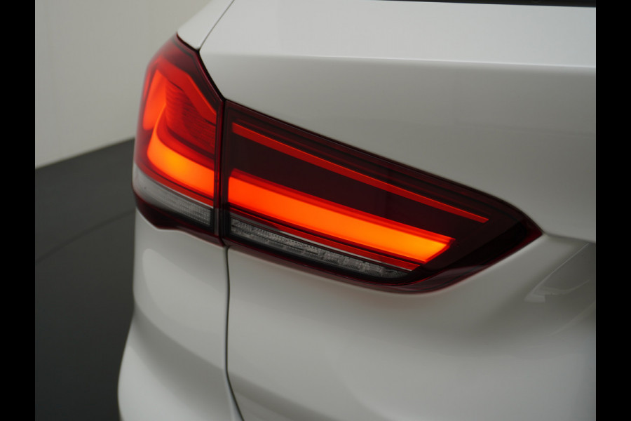 BMW X1 sDrive20i 192pk AUT-7 Sport/ Leer Pano-dak LED PDC-a+v Trekhaak Camera Navi-Pro Connected-Drive Dual-Ecc Cruise Control High Exe Keyless Stoelverwarming Led Elek.Achterklep Privacy Glas Mooie complete auto! 1800 kg trekvermogen!