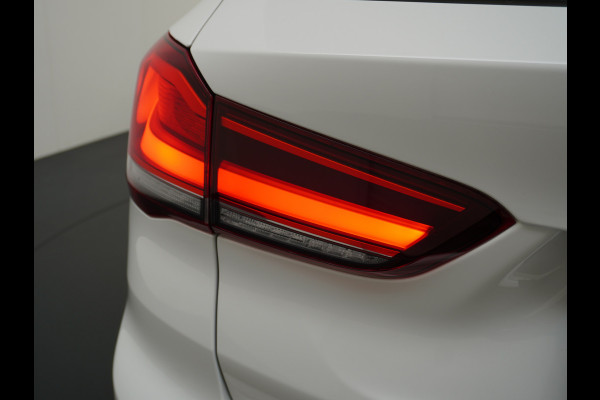 BMW X1 sDrive20i 192pk AUT-7 Sport/ Leer Pano-dak LED PDC-a+v Trekhaak Camera Navi-Pro Connected-Drive Dual-Ecc Cruise Control High Exe Keyless Stoelverwarming Led Elek.Achterklep Privacy Glas Mooie complete auto! 1800 kg trekvermogen!