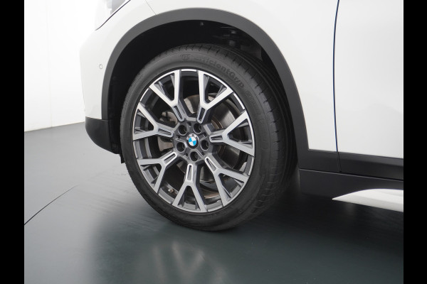 BMW X1 sDrive20i 192pk AUT-7 Sport/ Leer Pano-dak LED PDC-a+v Trekhaak Camera Navi-Pro Connected-Drive Dual-Ecc Cruise Control High Exe Keyless Stoelverwarming Led Elek.Achterklep Privacy Glas Mooie complete auto! 1800 kg trekvermogen!