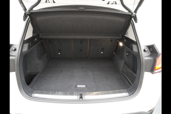 BMW X1 sDrive20i 192pk AUT-7 Sport/ Leer Pano-dak LED PDC-a+v Trekhaak Camera Navi-Pro Connected-Drive Dual-Ecc Cruise Control High Exe Keyless Stoelverwarming Led Elek.Achterklep Privacy Glas Mooie complete auto! 1800 kg trekvermogen!