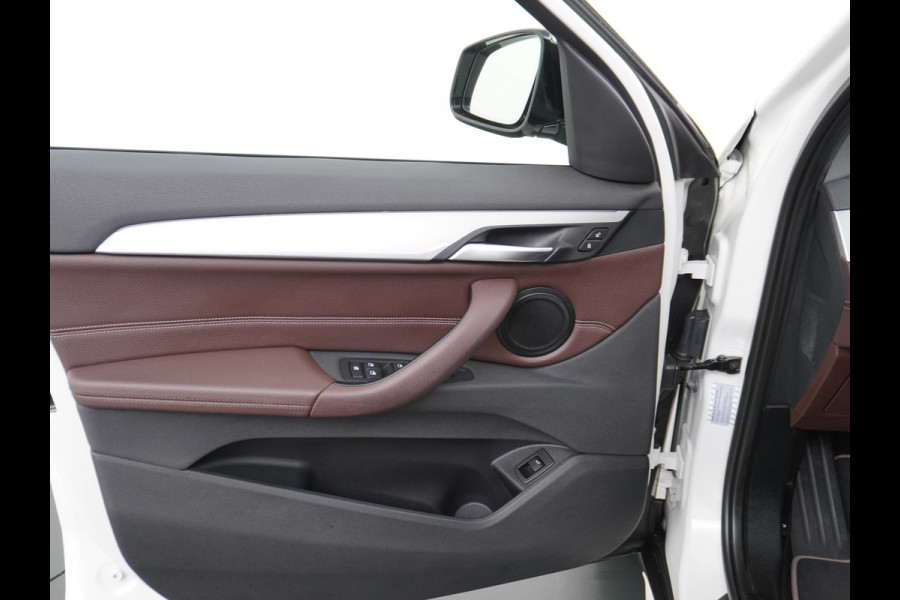 BMW X1 sDrive20i 192pk AUT-7 Sport/ Leer Pano-dak LED PDC-a+v Trekhaak Camera Navi-Pro Connected-Drive Dual-Ecc Cruise Control High Exe Keyless Stoelverwarming Led Elek.Achterklep Privacy Glas Mooie complete auto! 1800 kg trekvermogen!