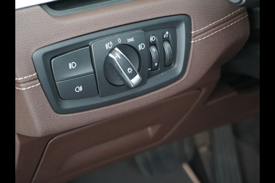 BMW X1 sDrive20i 192pk AUT-7 Sport/ Leer Pano-dak LED PDC-a+v Trekhaak Camera Navi-Pro Connected-Drive Dual-Ecc Cruise Control High Exe Keyless Stoelverwarming Led Elek.Achterklep Privacy Glas Mooie complete auto! 1800 kg trekvermogen!
