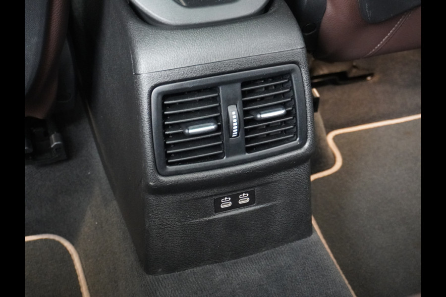 BMW X1 sDrive20i 192pk AUT-7 Sport/ Leer Pano-dak LED PDC-a+v Trekhaak Camera Navi-Pro Connected-Drive Dual-Ecc Cruise Control High Exe Keyless Stoelverwarming Led Elek.Achterklep Privacy Glas Mooie complete auto! 1800 kg trekvermogen!