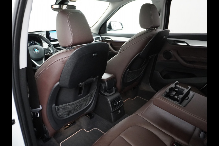 BMW X1 sDrive20i 192pk AUT-7 Sport/ Leer Pano-dak LED PDC-a+v Trekhaak Camera Navi-Pro Connected-Drive Dual-Ecc Cruise Control High Exe Keyless Stoelverwarming Led Elek.Achterklep Privacy Glas Mooie complete auto! 1800 kg trekvermogen!