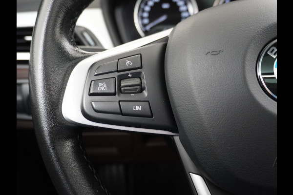 BMW X1 sDrive20i 192pk AUT-7 Sport/ Leer Pano-dak LED PDC-a+v Trekhaak Camera Navi-Pro Connected-Drive Dual-Ecc Cruise Control High Exe Keyless Stoelverwarming Led Elek.Achterklep Privacy Glas Mooie complete auto! 1800 kg trekvermogen!