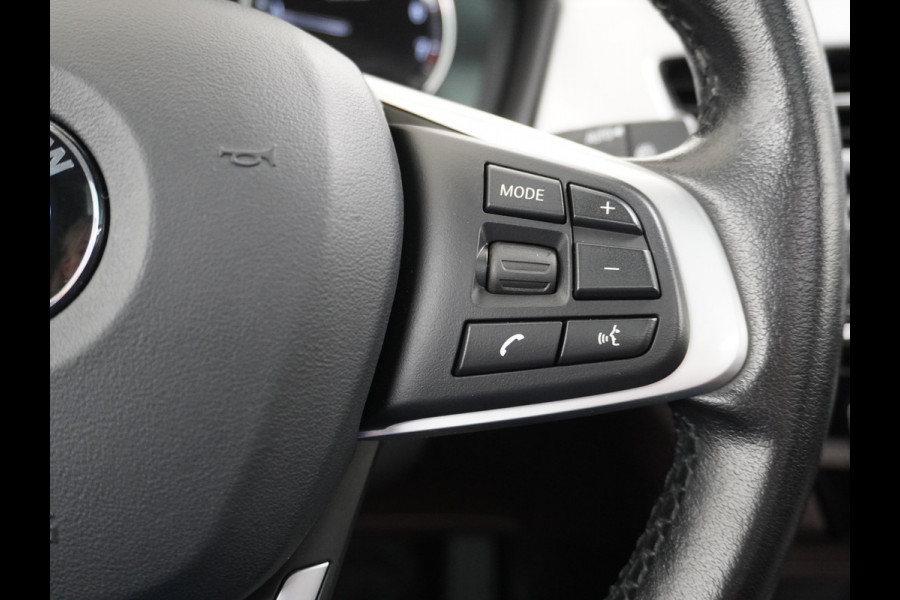 BMW X1 sDrive20i 192pk AUT-7 Sport/ Leer Pano-dak LED PDC-a+v Trekhaak Camera Navi-Pro Connected-Drive Dual-Ecc Cruise Control High Exe Keyless Stoelverwarming Led Elek.Achterklep Privacy Glas Mooie complete auto! 1800 kg trekvermogen!