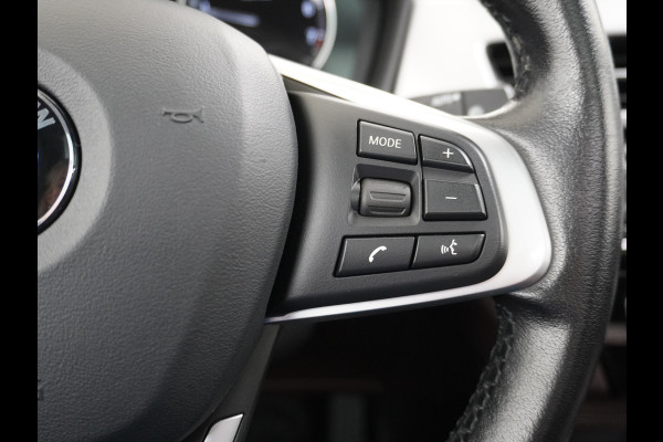 BMW X1 sDrive20i 192pk AUT-7 Sport/ Leer Pano-dak LED PDC-a+v Trekhaak Camera Navi-Pro Connected-Drive Dual-Ecc Cruise Control High Exe Keyless Stoelverwarming Led Elek.Achterklep Privacy Glas Mooie complete auto! 1800 kg trekvermogen!