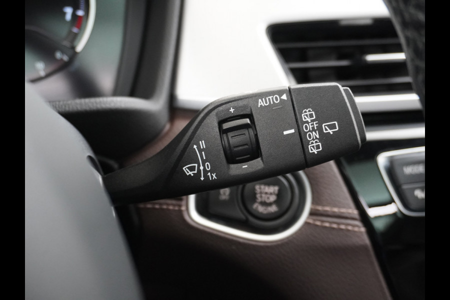 BMW X1 sDrive20i 192pk AUT-7 Sport/ Leer Pano-dak LED PDC-a+v Trekhaak Camera Navi-Pro Connected-Drive Dual-Ecc Cruise Control High Exe Keyless Stoelverwarming Led Elek.Achterklep Privacy Glas Mooie complete auto! 1800 kg trekvermogen!