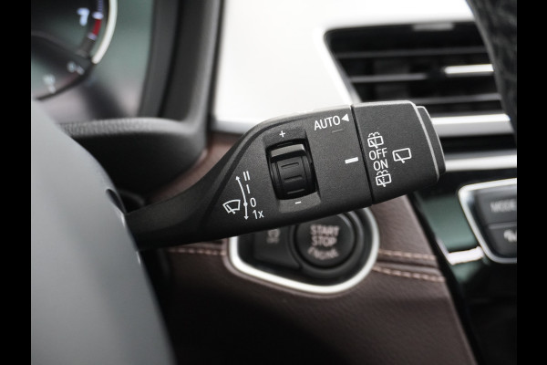BMW X1 sDrive20i 192pk AUT-7 Sport/ Leer Pano-dak LED PDC-a+v Trekhaak Camera Navi-Pro Connected-Drive Dual-Ecc Cruise Control High Exe Keyless Stoelverwarming Led Elek.Achterklep Privacy Glas Mooie complete auto! 1800 kg trekvermogen!