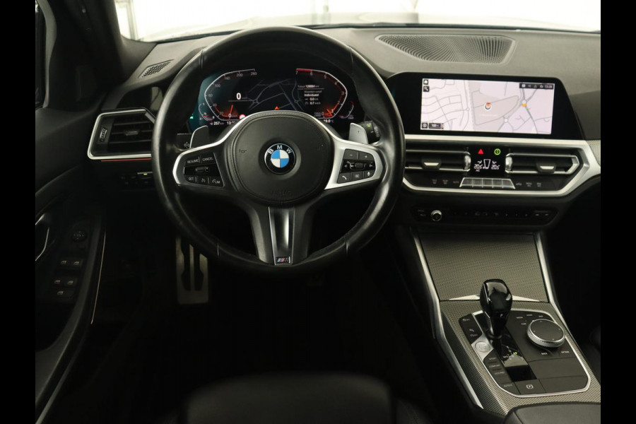 BMW 3 Serie 318i M Sport | Sportstoelen | Half leder | Carplay | Navigatie | Camera | Parkeerhulp | Climate control | Cruise control