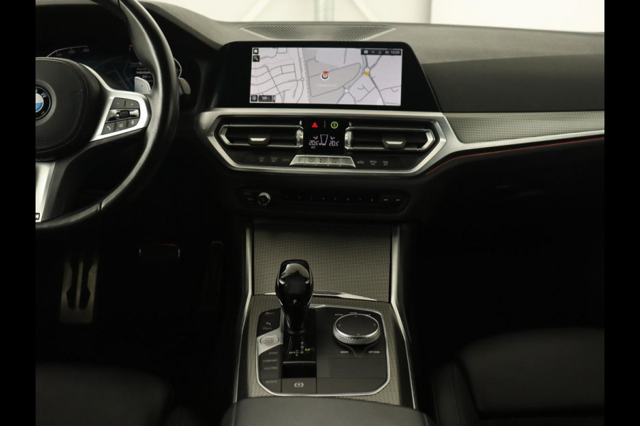 BMW 3 Serie 318i M Sport | Sportstoelen | Half leder | Carplay | Navigatie | Camera | Parkeerhulp | Climate control | Cruise control