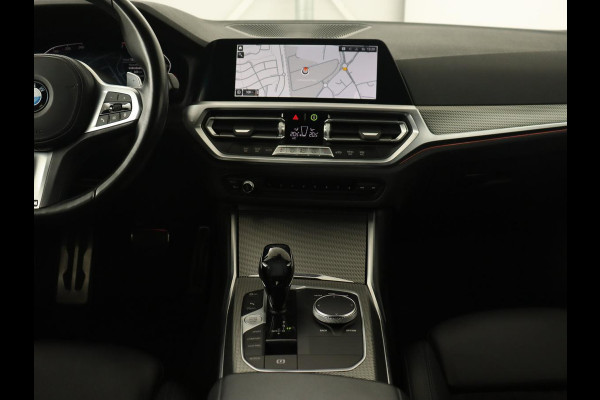 BMW 3 Serie 318i M Sport | Sportstoelen | Half leder | Carplay | Navigatie | Camera | Parkeerhulp | Climate control | Cruise control