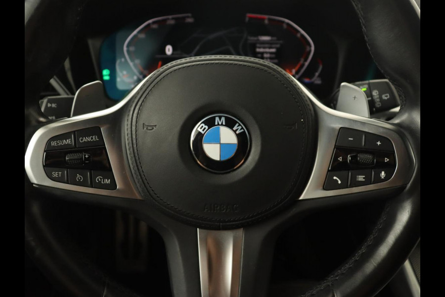 BMW 3 Serie 318i M Sport | Sportstoelen | Half leder | Carplay | Navigatie | Camera | Parkeerhulp | Climate control | Cruise control