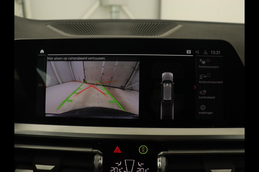 BMW 3 Serie 318i M Sport | Sportstoelen | Half leder | Carplay | Navigatie | Camera | Parkeerhulp | Climate control | Cruise control