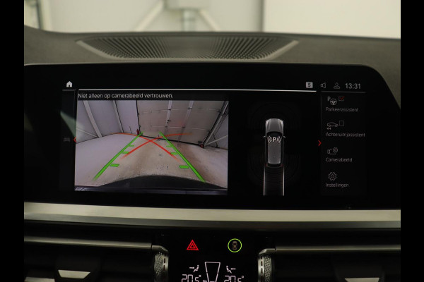 BMW 3 Serie 318i M Sport | Sportstoelen | Half leder | Carplay | Navigatie | Camera | Parkeerhulp | Climate control | Cruise control