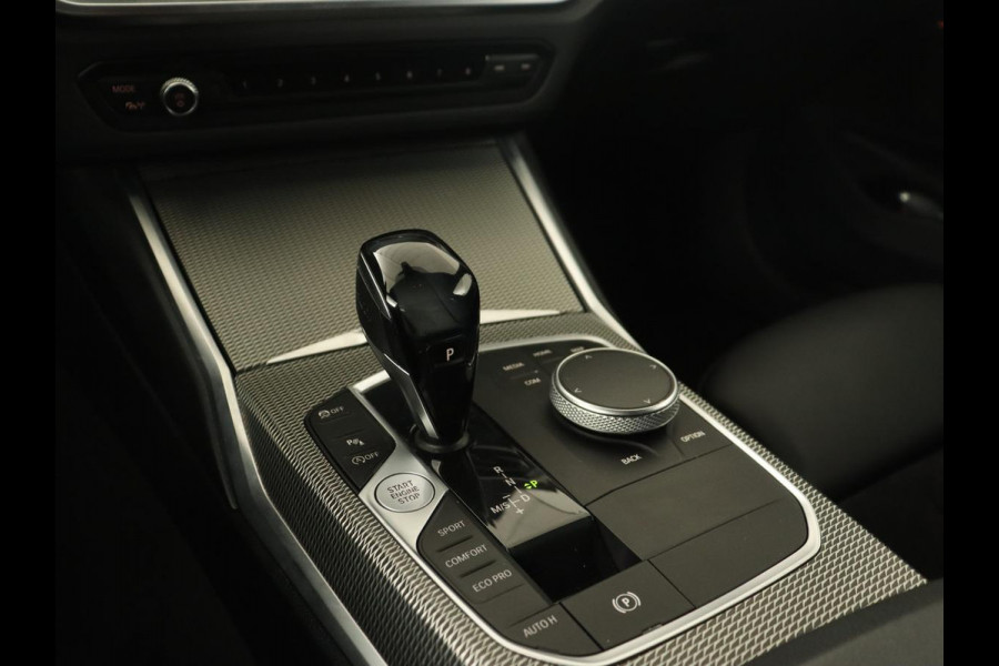 BMW 3 Serie 318i M Sport | Sportstoelen | Half leder | Carplay | Navigatie | Camera | Parkeerhulp | Climate control | Cruise control