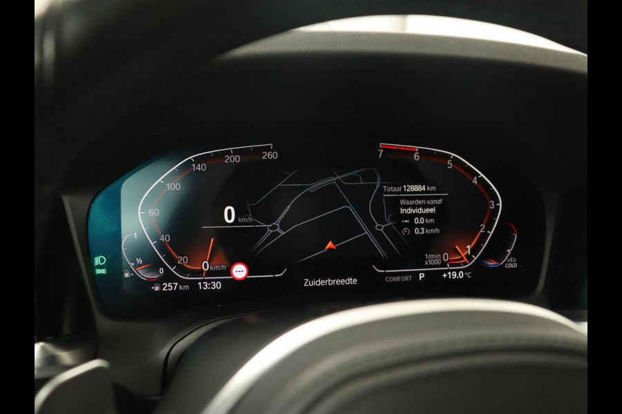 BMW 3 Serie 318i M Sport | Sportstoelen | Half leder | Carplay | Navigatie | Camera | Parkeerhulp | Climate control | Cruise control