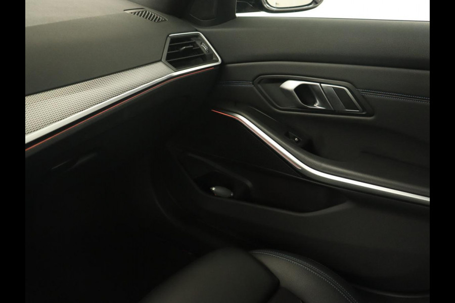 BMW 3 Serie 318i M Sport | Sportstoelen | Half leder | Carplay | Navigatie | Camera | Parkeerhulp | Climate control | Cruise control