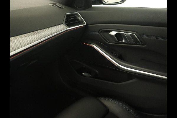 BMW 3 Serie 318i M Sport | Sportstoelen | Half leder | Carplay | Navigatie | Camera | Parkeerhulp | Climate control | Cruise control