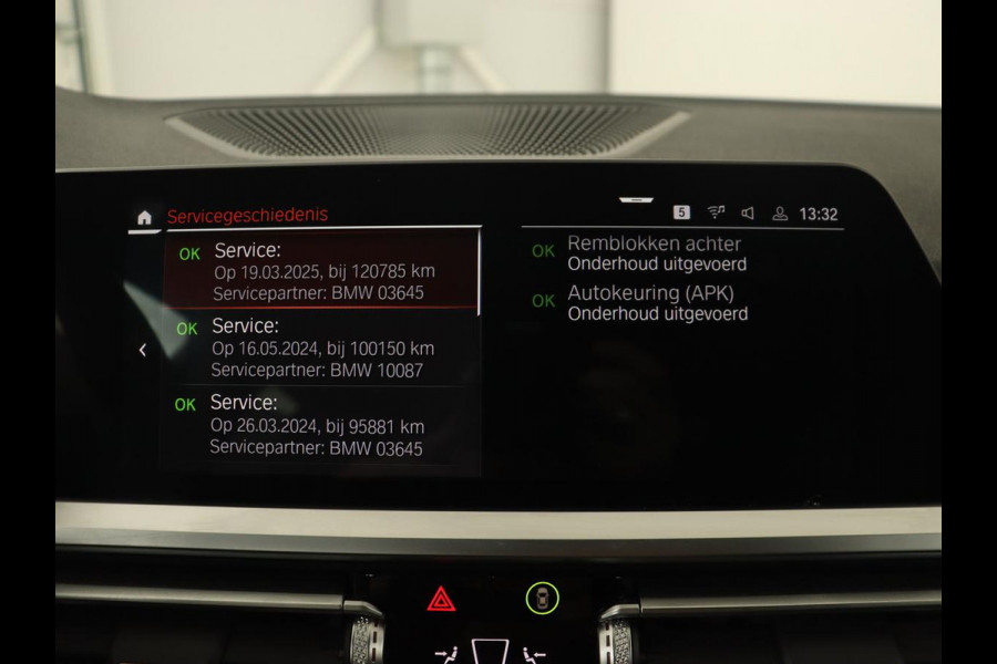 BMW 3 Serie 318i M Sport | Sportstoelen | Half leder | Carplay | Navigatie | Camera | Parkeerhulp | Climate control | Cruise control