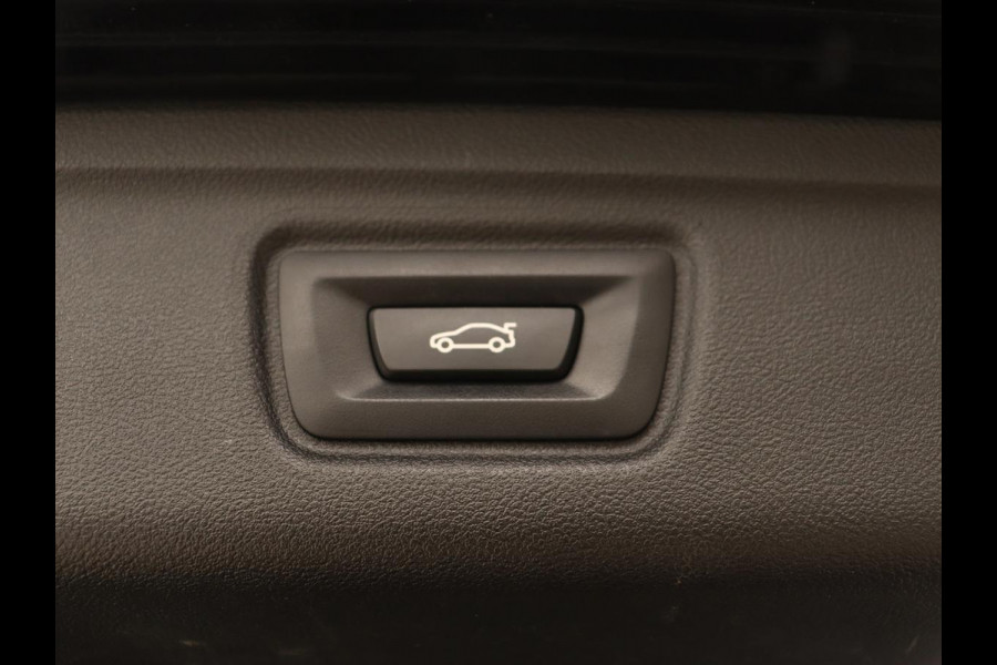BMW 3 Serie 318i M Sport | Sportstoelen | Half leder | Carplay | Navigatie | Camera | Parkeerhulp | Climate control | Cruise control
